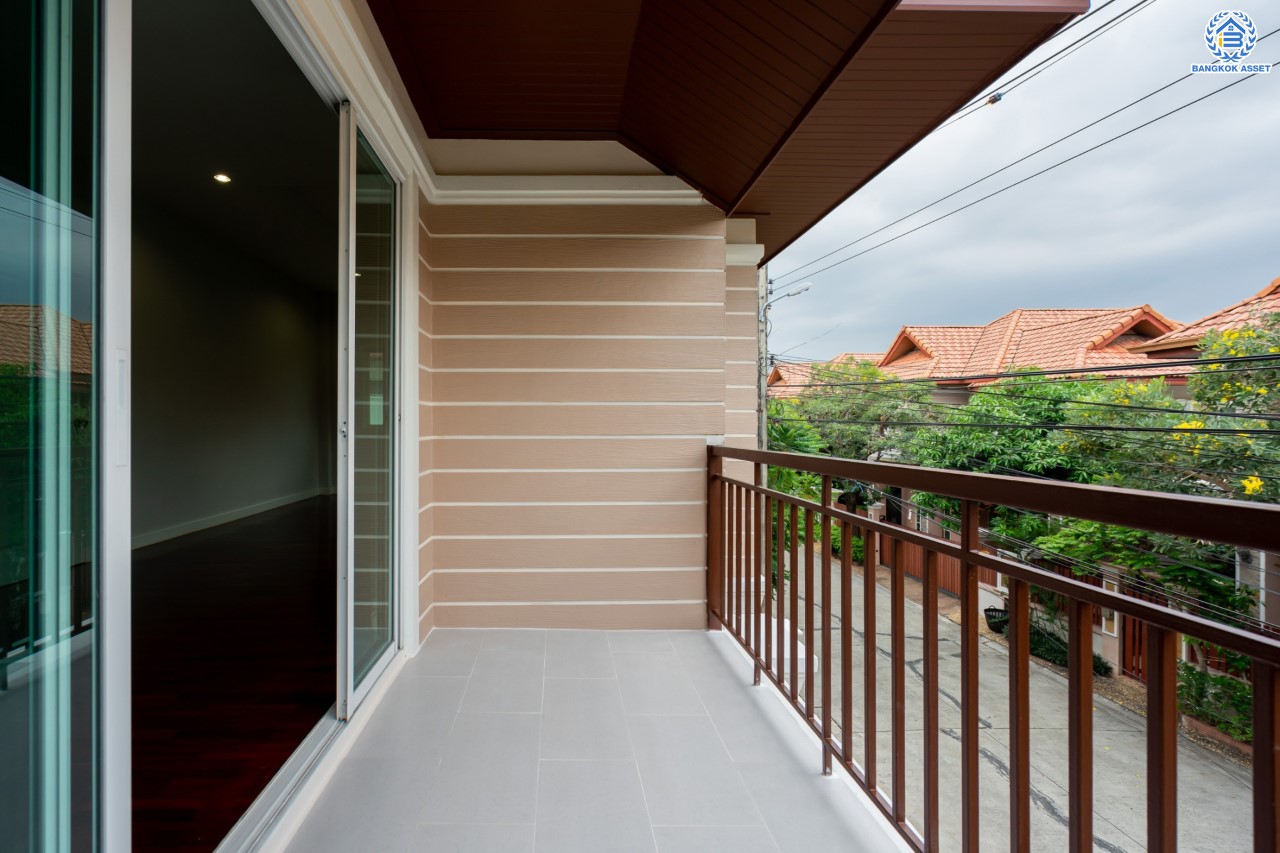 บ้านมือสองตกแต่งใหม่ ม.นนทรี5 พระราม5 เนื้อที่ 60 ตร.ว. ฟังก์ชัน 3 ห้องนอน 3 ห้องน้ำ 1 ห้องอเนกประสงค์ 1 ห้องแม่บ้านพร้อมห้องน้ำในตัว จอดรถได้ 2 คัน บนสุดยอดทำเล! ใกล้รถไฟฟ้า "สถานีแยกติวานนท์" และทางด่วน"ศรีรัช" ขับรถเพียง 5 นาที ก็ถึงวงเวียนพระราม5 ที่เชื่อมต่ออีกหลายหลายเส้นทางได้อย่างรวดเร็ว